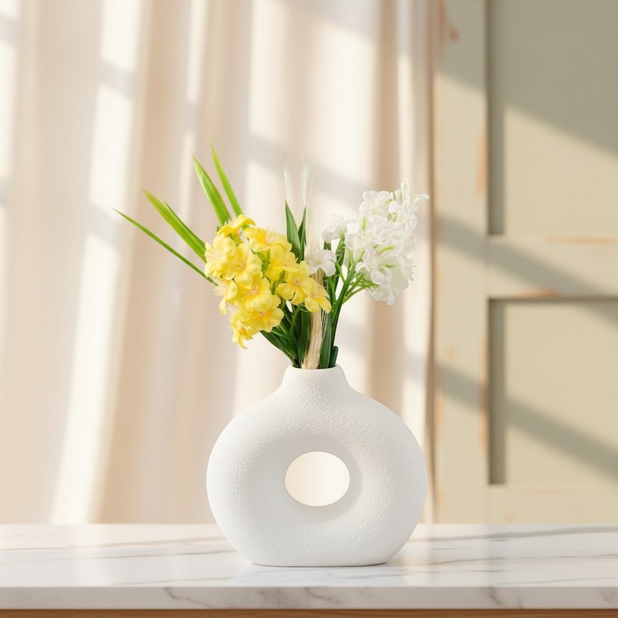 Arranjo delicado em vasinho branco